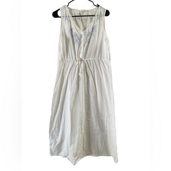 Gilligan & O'Malley Dresses & Skirts - White midi vintage blue floral embroidered maxi dress cottage core